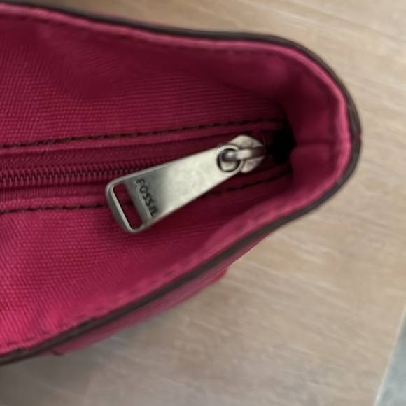 Fossil magenta all leather shoulder bag w/zip closure. Red interior. EUC. - Picture 5 of 10
